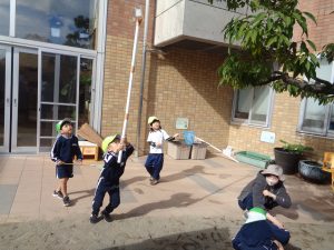 園庭でとんぼ探し