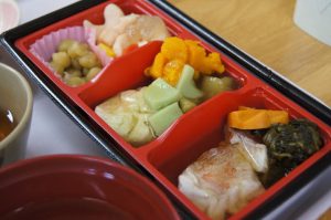 開設記念を祝う会では、調理員さんが丹精込めて作っていただいた特別献立がふるまわれました。  色鮮やかなお食事に、皆さん、いつにも増して笑顔がみられました。