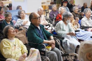 皆さん体に染みついている『若い力』！！若いっていいですね～。しっかり指先まで伸ばして！指先のさらに向こうを見る！躍動感あふれる動きと染みついた曲！皆さんも自然と一緒に体が動いていました。  金沢市出身でない方（私も含め）はマネをしてました(^^♪